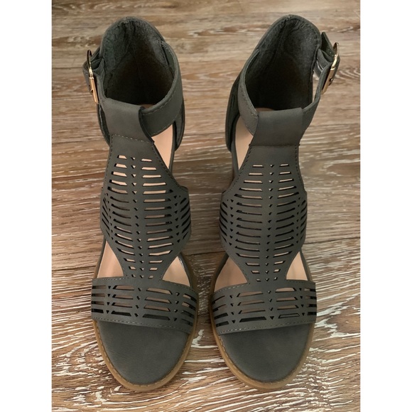 🎉LAST CHANCE HOST PICK🎉 Olive green chunky heel - Picture 2 of 5